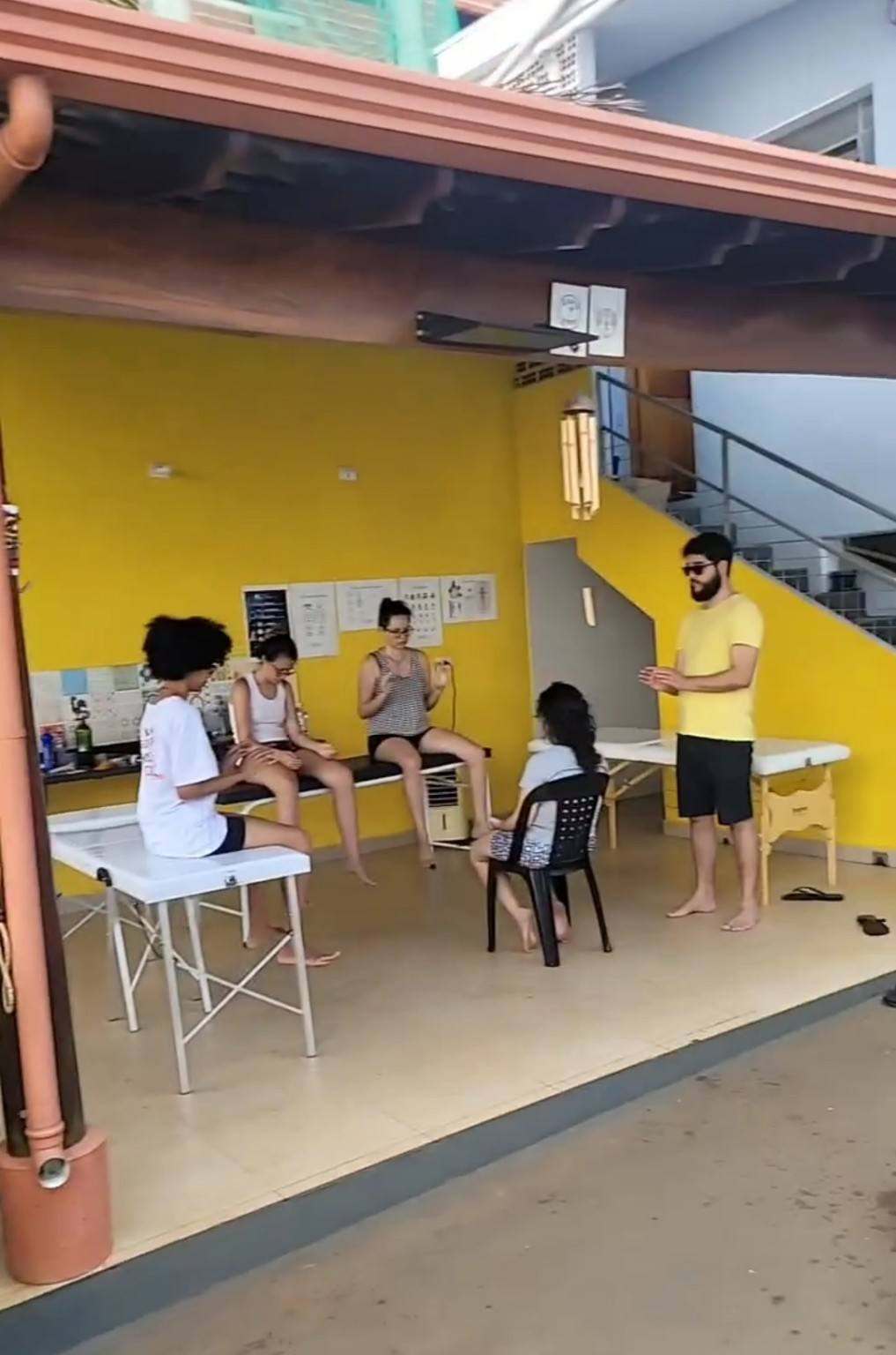 Prática de Reiki em turma anterior