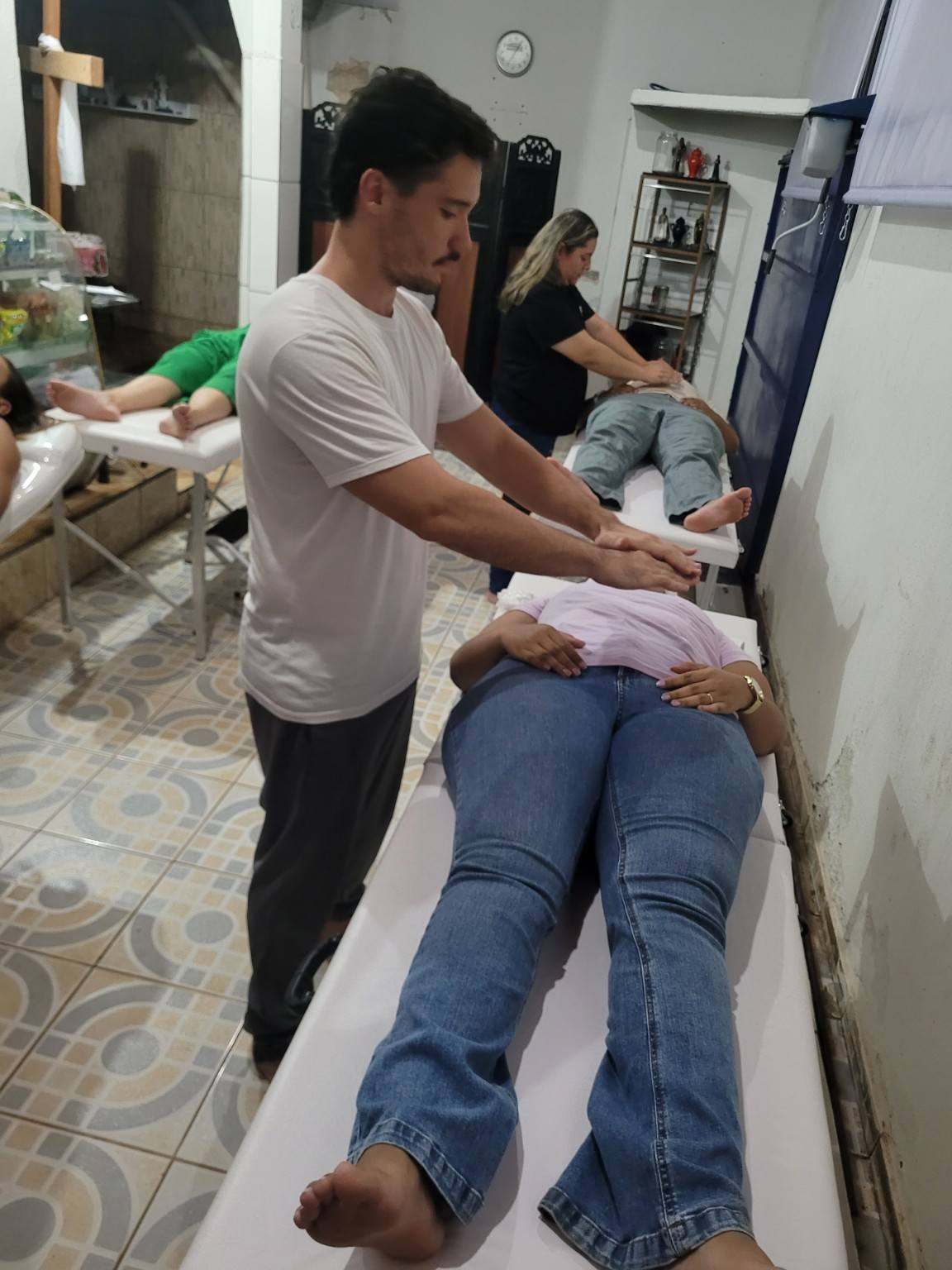 Aluno realizando aplicação de Reiki em aula prática