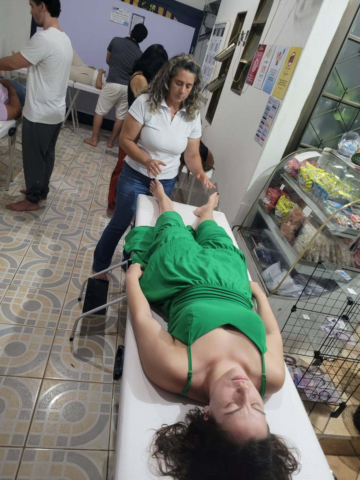 Aluna realizando prática de Reiki em outra pessoa
