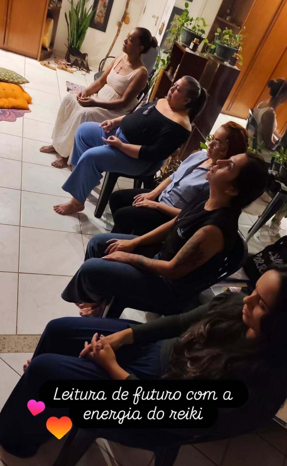Turma em prática de leitura de futuro com a energia do Reiki