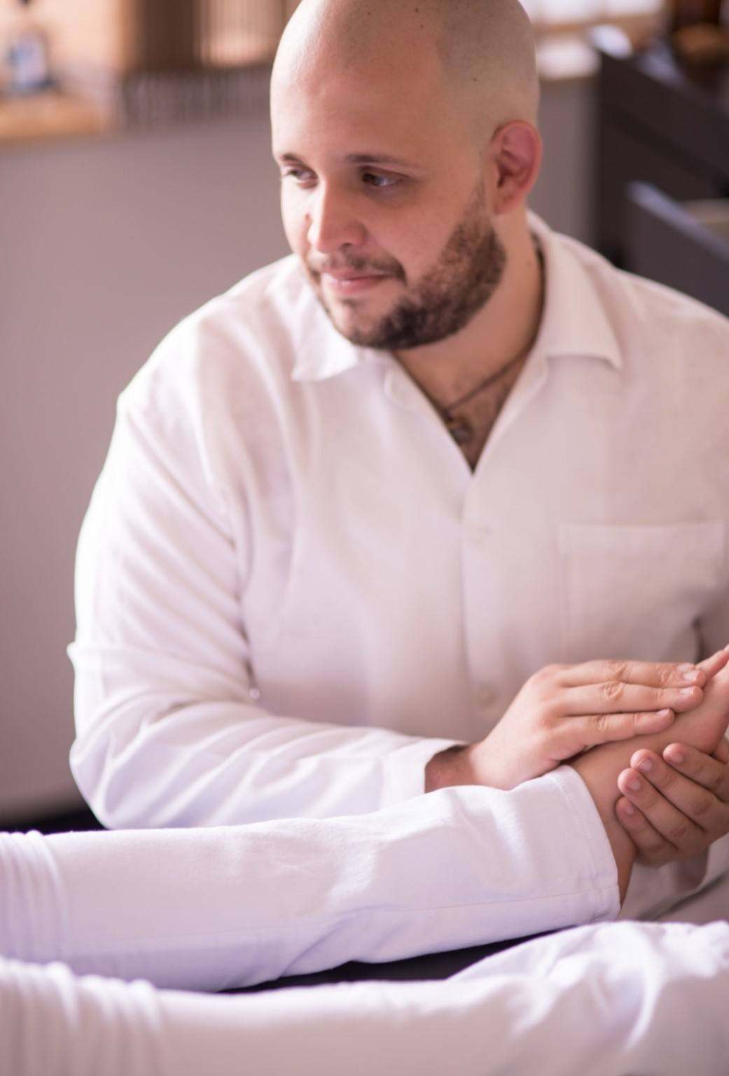 Leonardo Cabral Santos durante atendimento